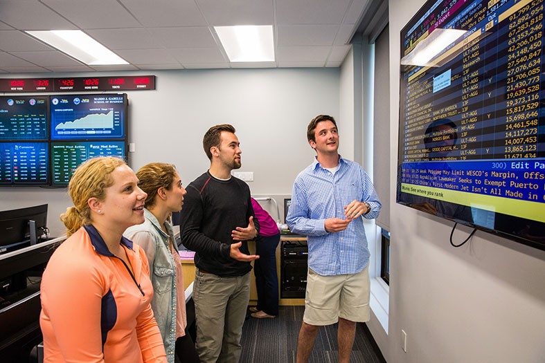 Students work with trading data in Stoico Lab.