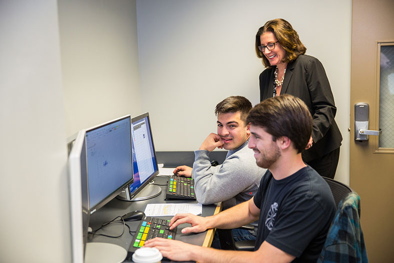 GSB Dean observes students working on Bloomberg Lab technology.