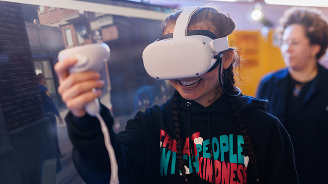 image of student smiling as she operates VR technology in Prof Marriott's forensic science class