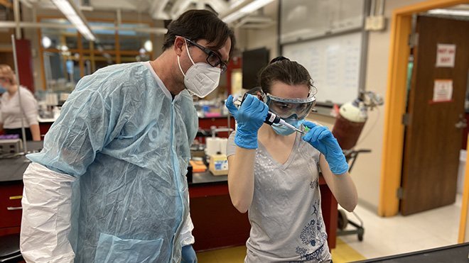 Professor Andy Rhyne and a student working in a biology lab 