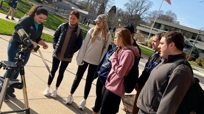 Professor shows students planet Mercury through solar telescope