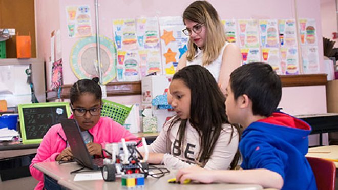 RWU student teaches engineering lesson to fourth graders.