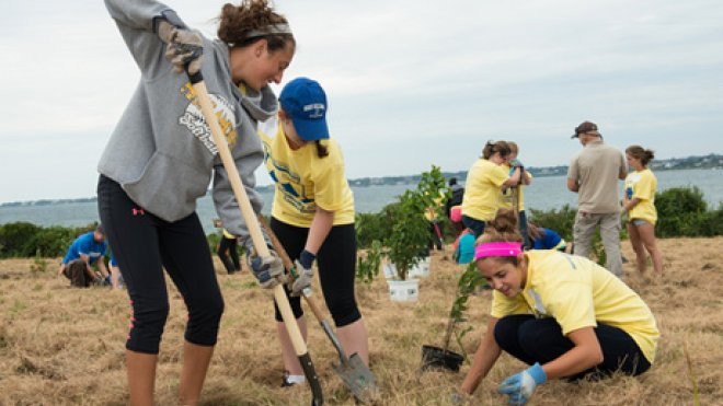 Students help plant a vegetable garden