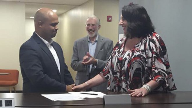 Two people shake hands in recognition of forming a new partnership.