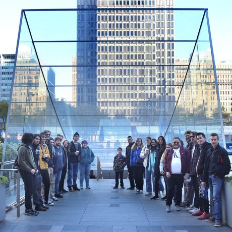 A group of students with Professor Fash and Professor Mesa in Philadelphia on field trip