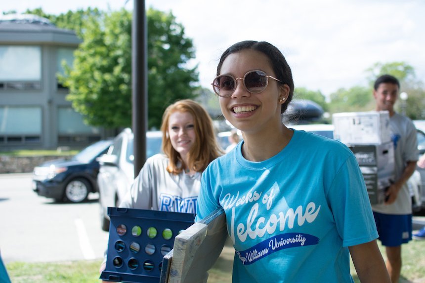 Returning students help freshmen move in.